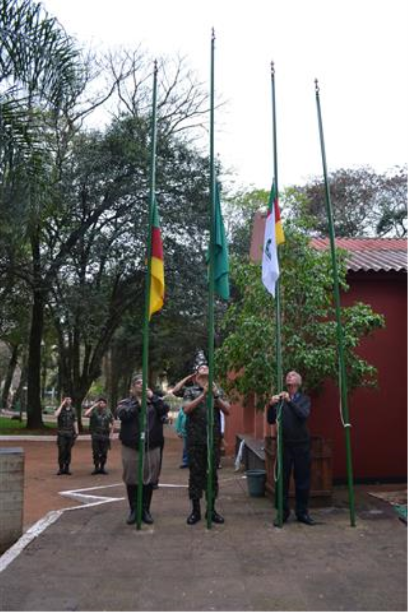 Ato cívico encerra Semana da Pátria 2015